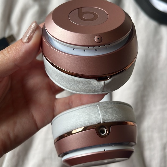 I am selling my beats solo 3. They were worn for a solid 2 months after purchase - Picture 7 of 13